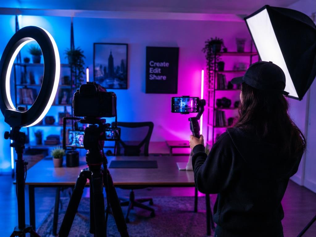 Equipe gravando conteúdo com iluminação profissional
